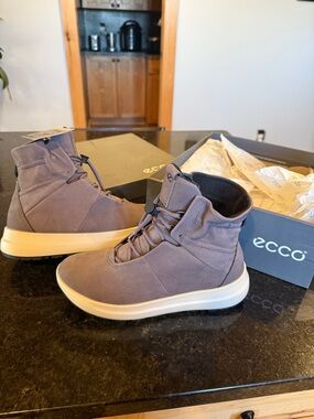 Ecco women’s Gray Chukka Boot with Cream Sole